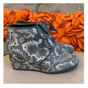 ❣️🆕Toms Kala Faux Snake Leather, Lace Up, Comfort Wedge Booties❣️